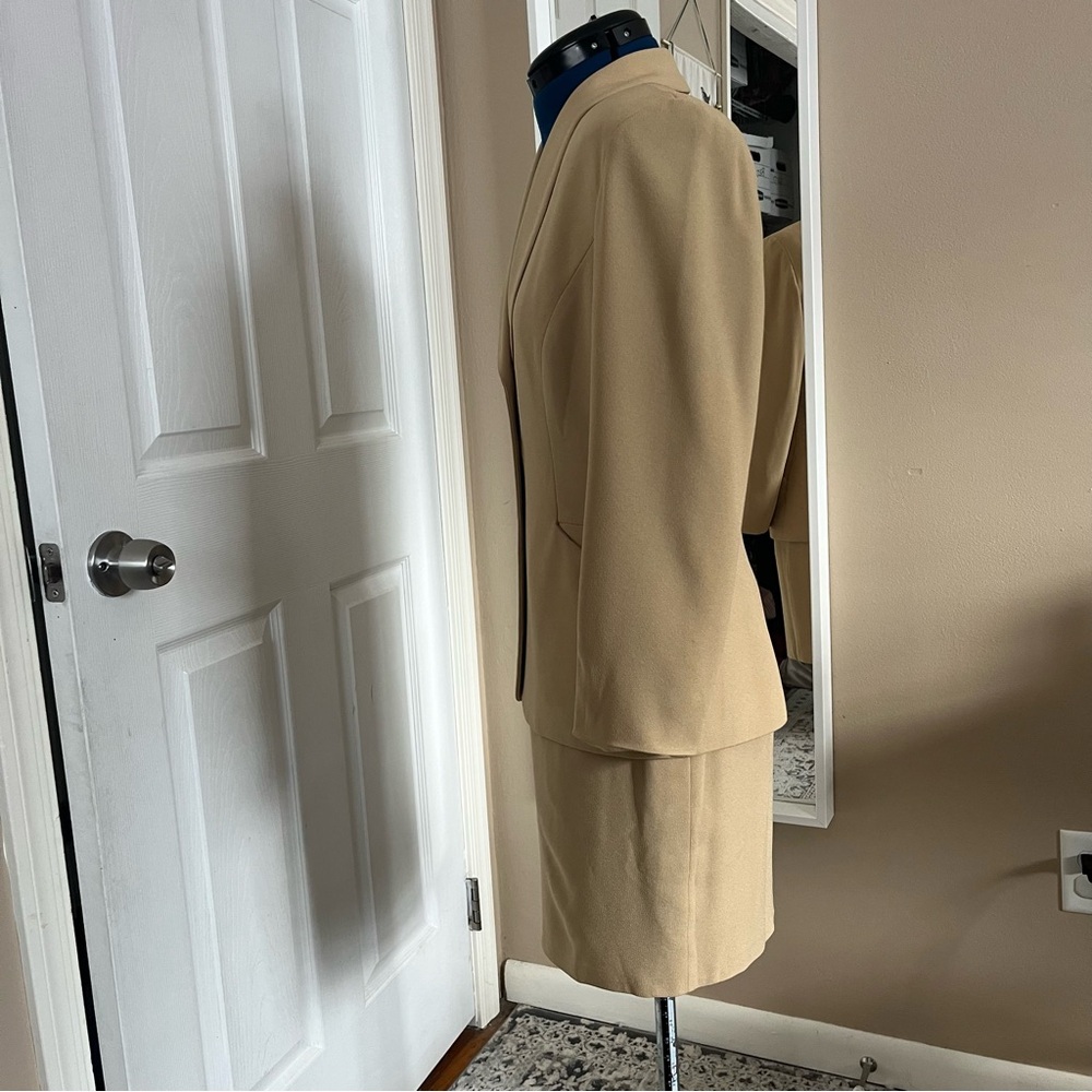 Jones New York tan skirt suit with double lapel, size 4 - Picture 2 of 9